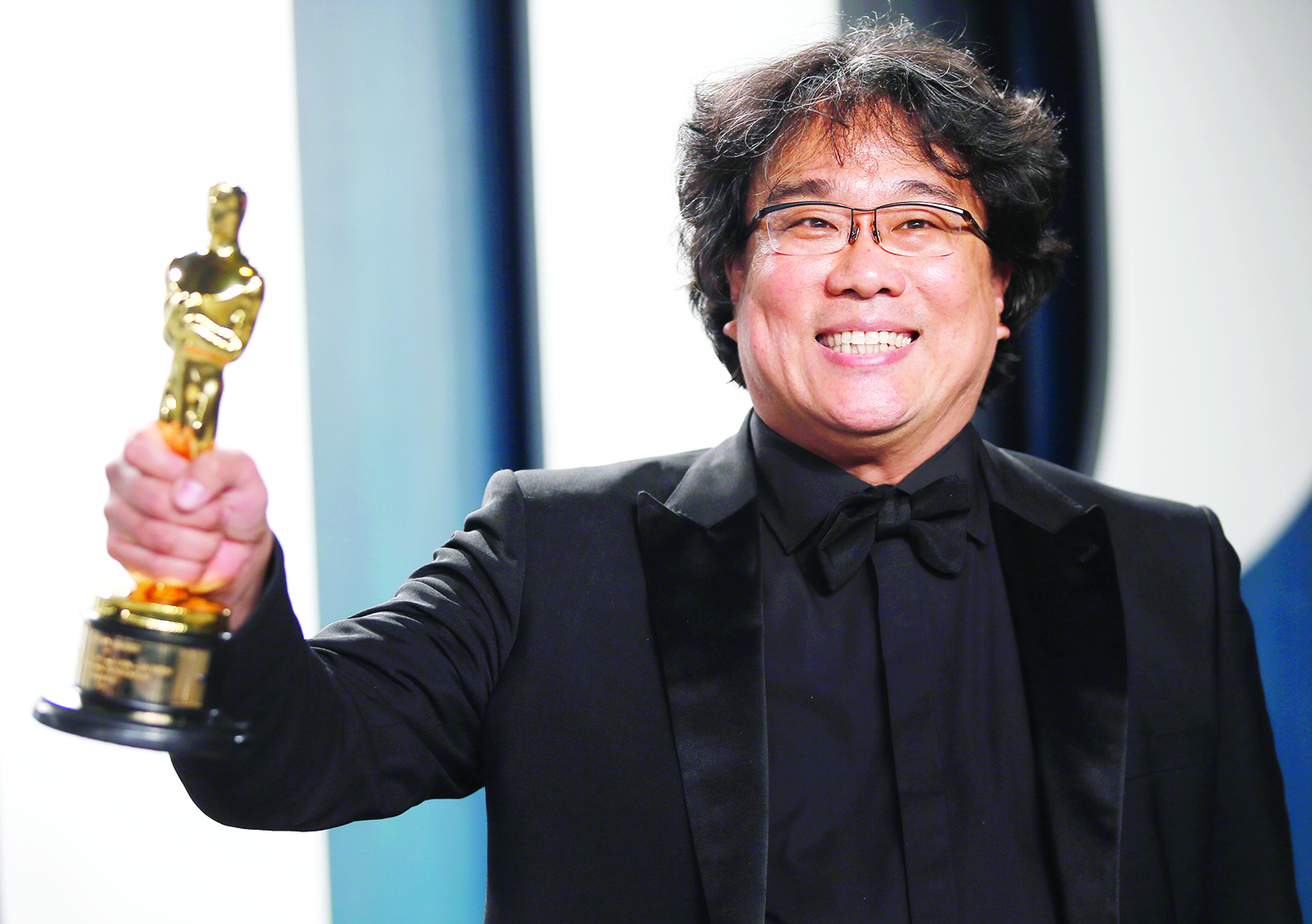 بونج جون يرفع جائزة أفضل مخرج