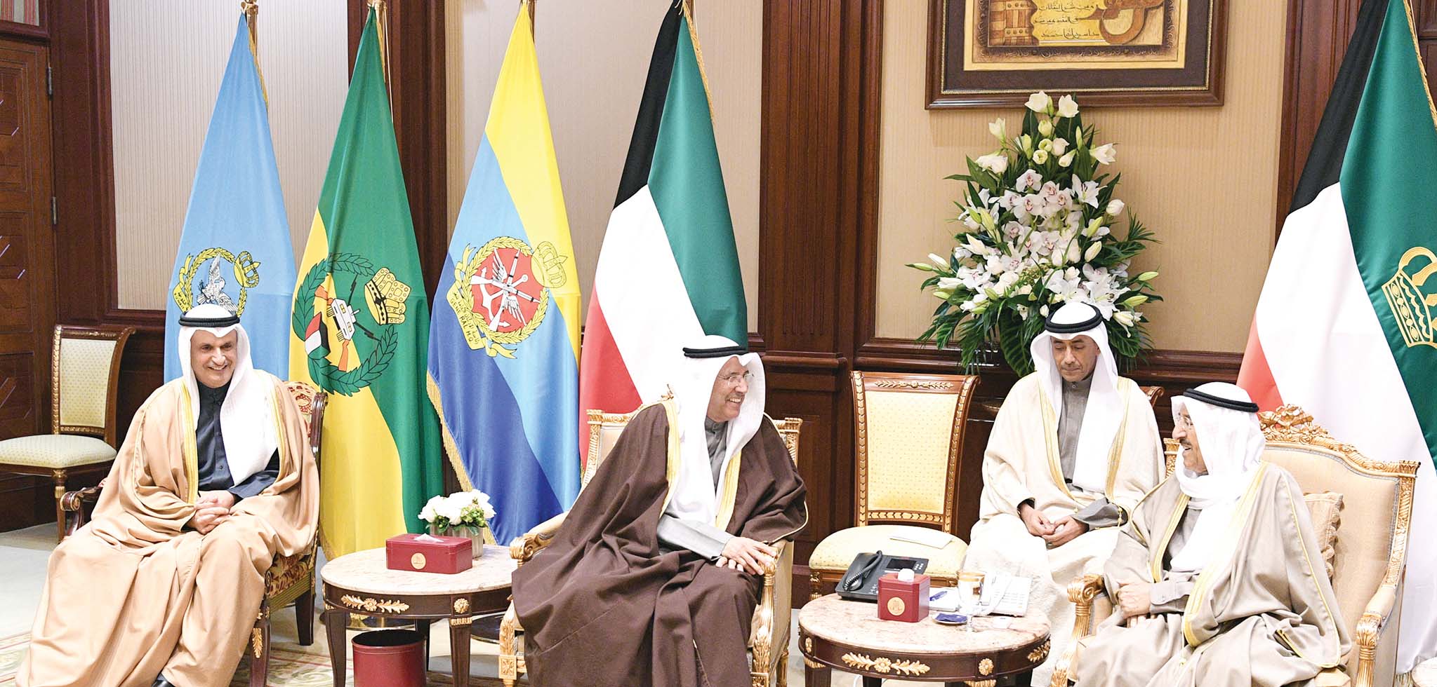 صاحب السمو مستقبلاً وفد البنك الوطني