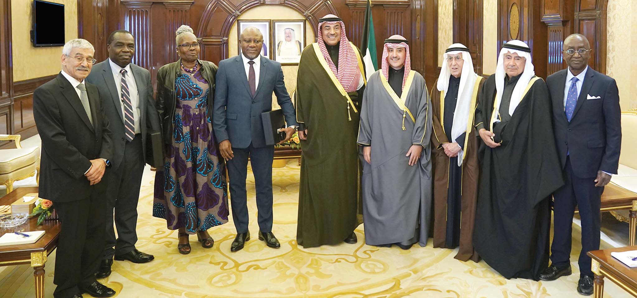 صباح الخالد متوسطاً والناصر مجلس أمناء جائزة السميط والفائزين بجائزتها وجوائز «التقدم العلمي»