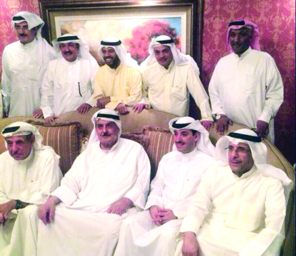 المخلد يتوسط رفيق دربه الراحل عبدالمحسن الفارس والملا وعددا من الرياضيين