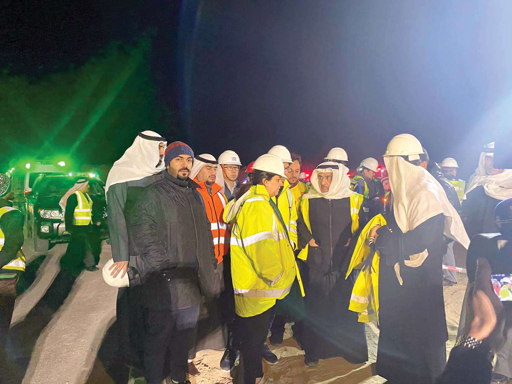 الفارس متحدثة إلى عدد من المسؤولين