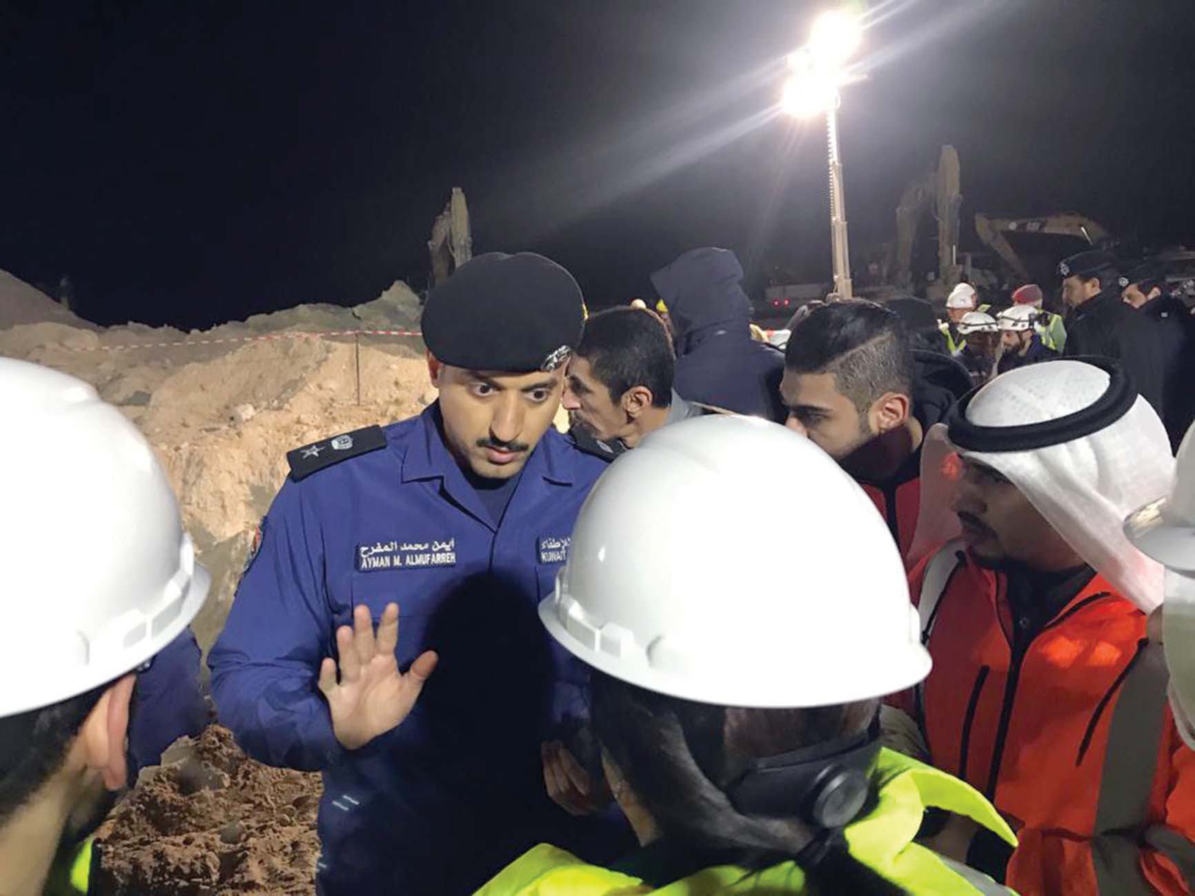 الفارس تستمع إلى شرح من رجال الأمن