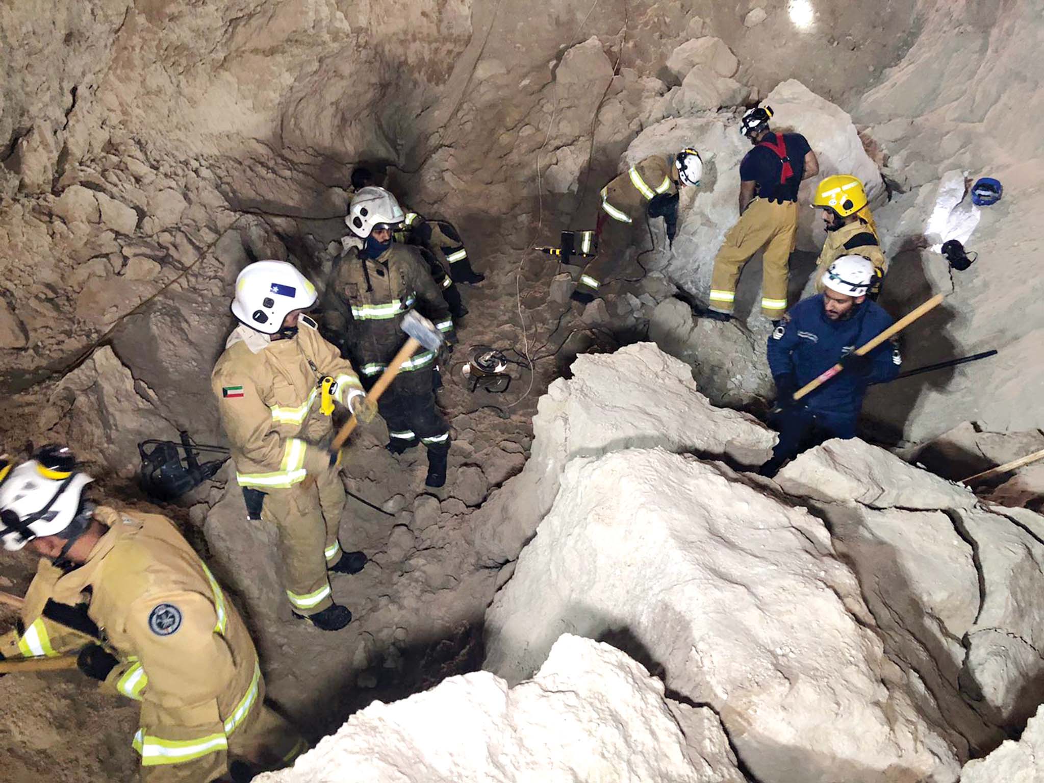 البحث عن العالقين 