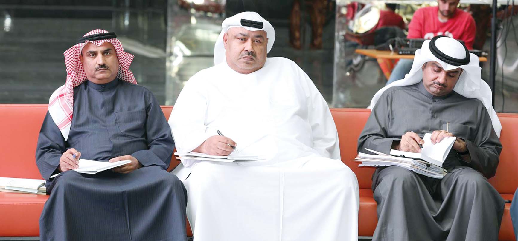 وزير التربية مستمعاً إلى طروحات المعلمين