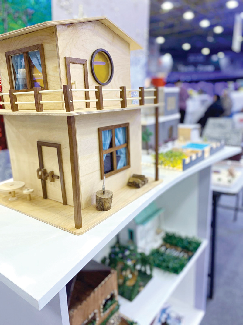 من المجسمات المعروضة