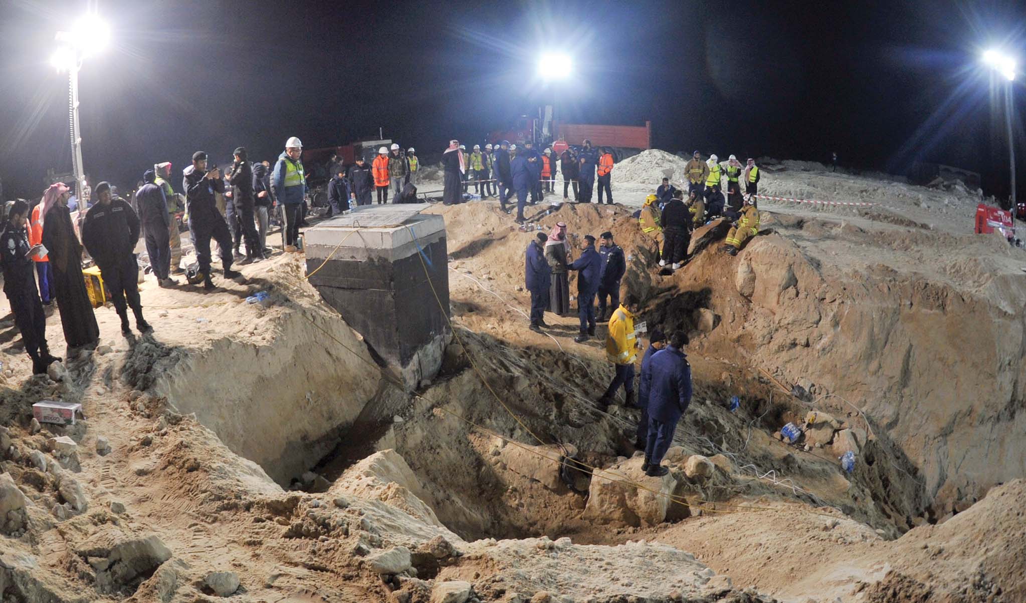 جهود كبيرة في الحفر والبحث عن المفقودين                                 	              (تصوير سعود سالم)           	(تصوير سعود سالم)