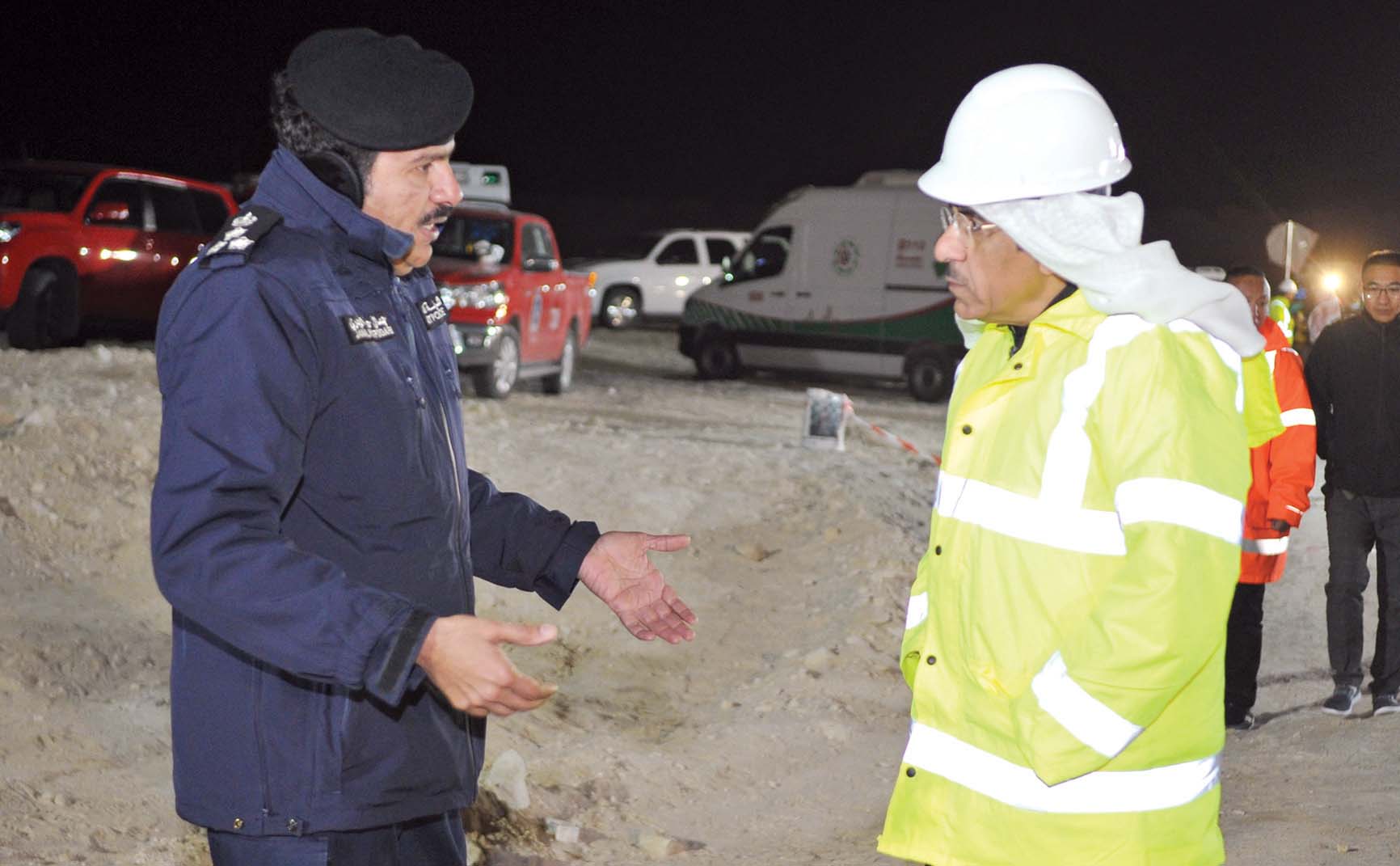 الوقيان في حديث مع أحد الضباط 