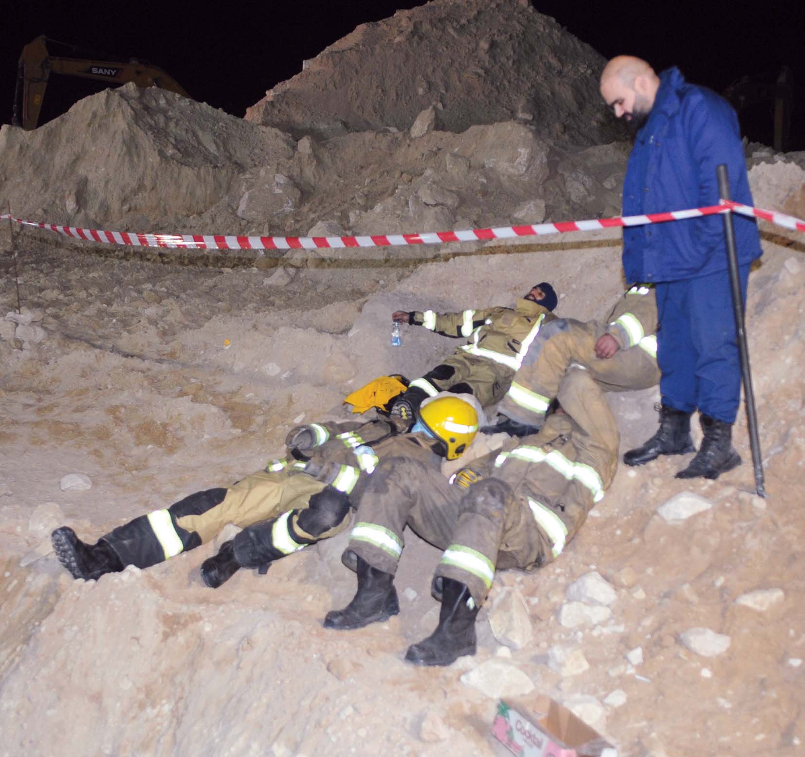 استراحة رجال الإطفاء بعد عناء العمل