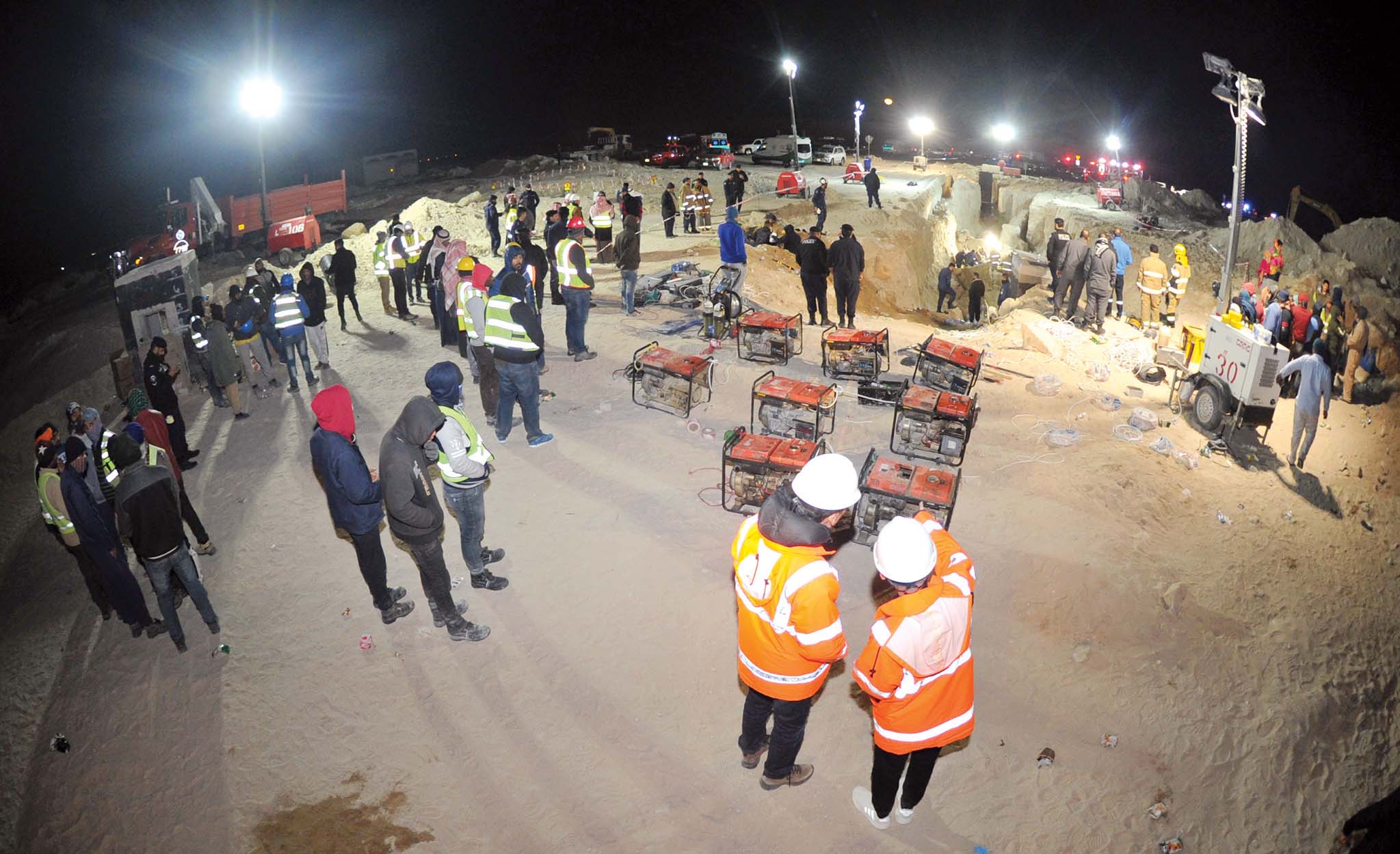 الاستعانة بمولدات كهربائية لإنارة الموقع خلال البحث في الليل