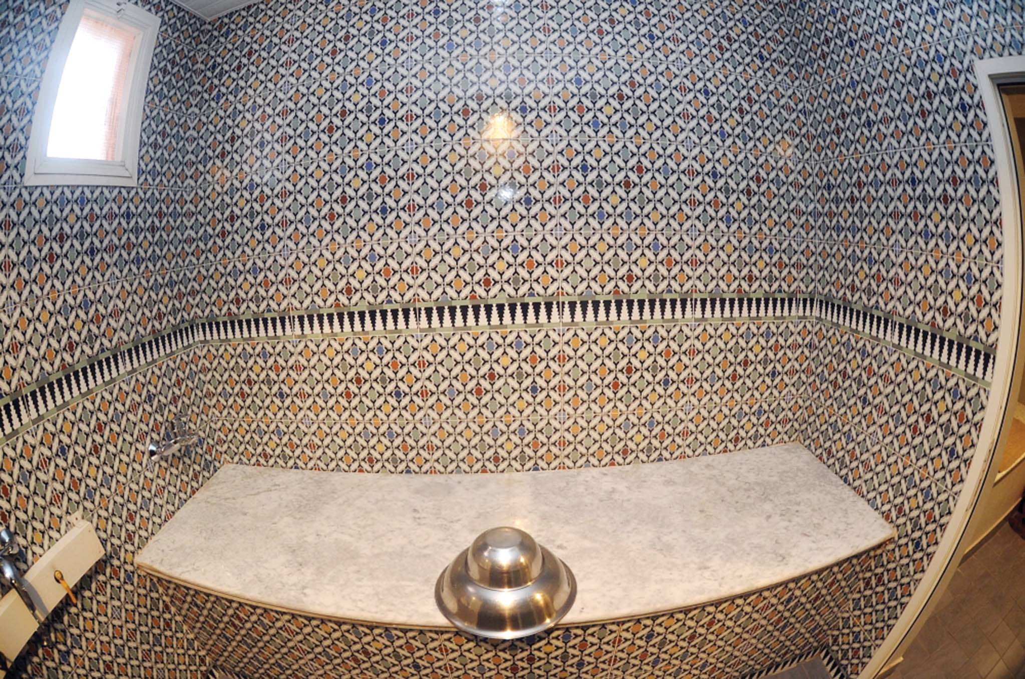 الجدران تحكي عقوداً من تاريخ الكويت                      	            