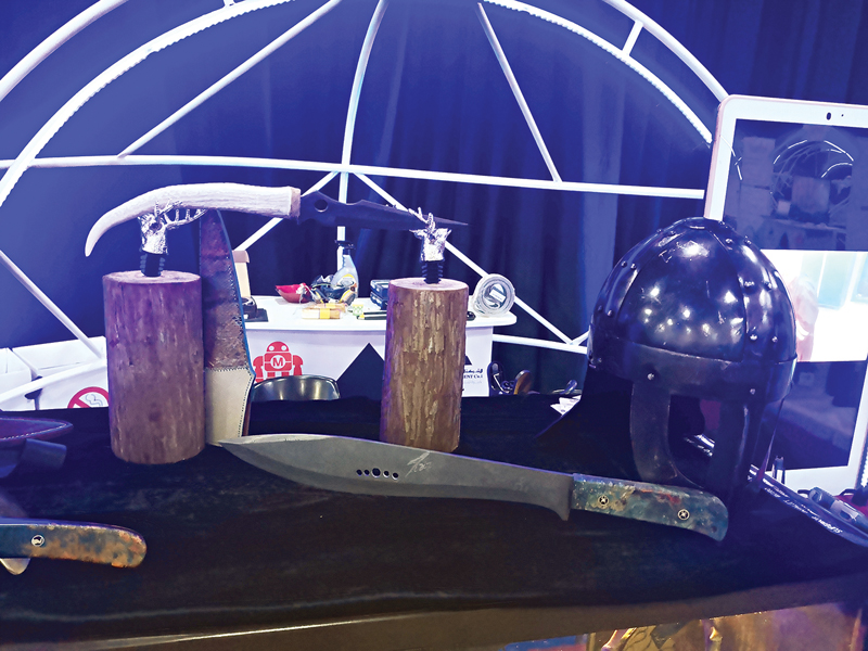 بعض المنتجات المعروضة