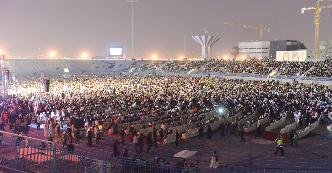 حشد غفير من الجمهور في «فرحة الأحمدي» 	(تصوير أسعد عبدالله)