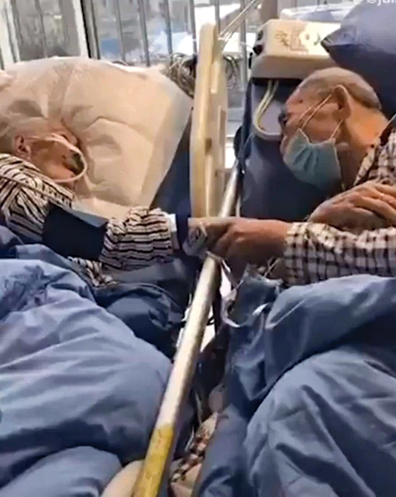 مسنان في أحد المستشفيات