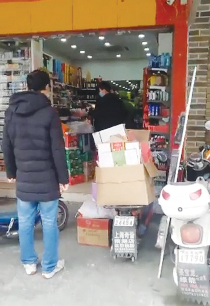 أدهم أمام أحد المحال التجارية