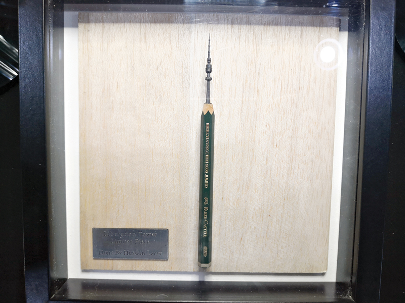 تحفة منحوتة على قلم رصاص