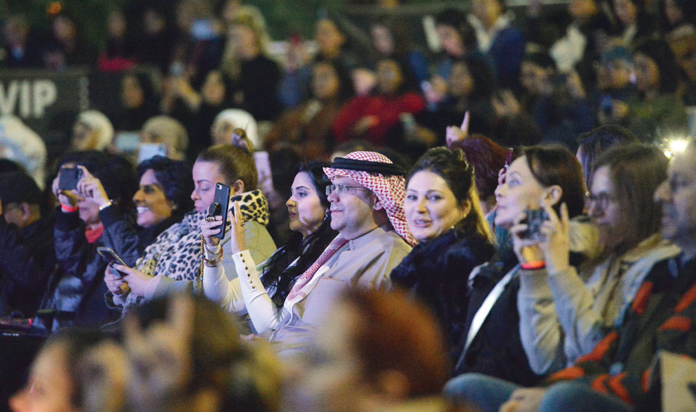 عبدالعزيز إسحق في مقدم الحضور