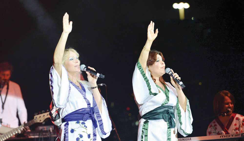 مغنيتا الفرقة الأساسيتان كاتيا وكاميلا 