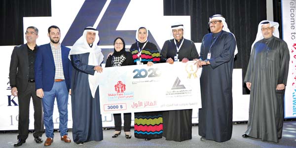 السبيعي يسلّم شيك الصدارة للمميّزين   	(تصوير سعود سالم)