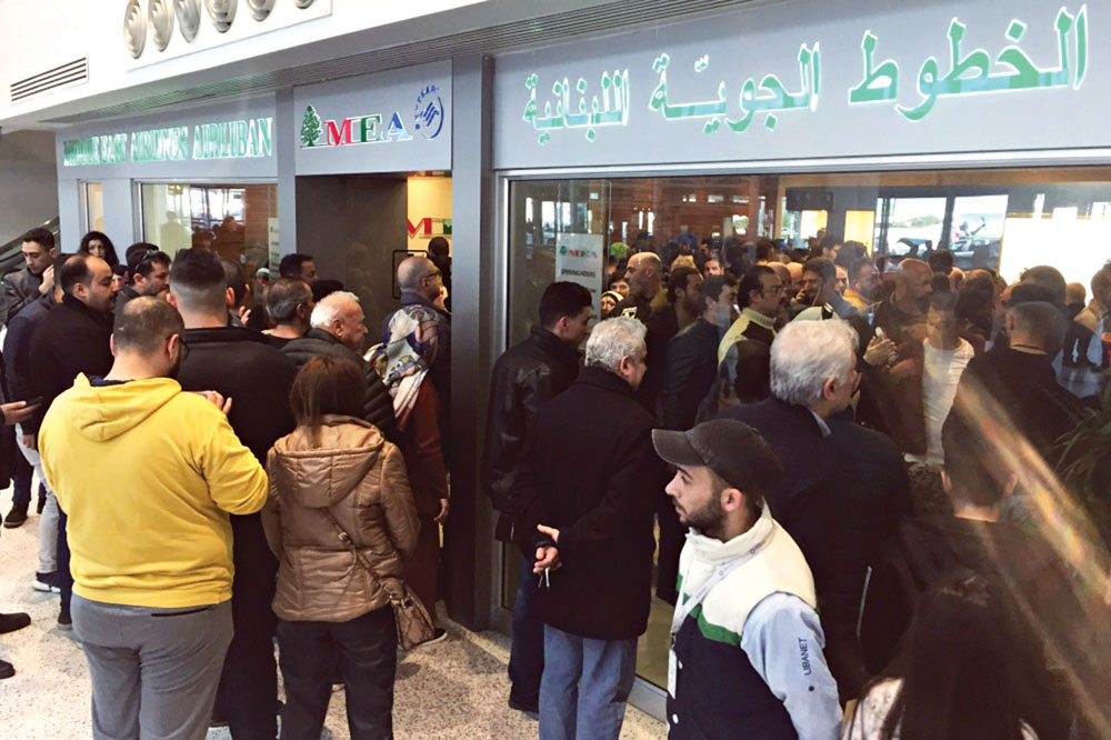 u0632u062du0645u0629 u0623u0645u0627u0645 u0645u0643u062au0628 u00abu0627u0644u0645u064au062fu0644 u0625u064au0633u062au00bb u0641u064a u0645u0637u0627u0631 u0628u064au0631u0648u062a u0642u0628u0644 u0625u0644u063au0627u0621 u0642u0631u0627u0631 u00abu0627u0644u062au0639u0627u0645u0644 u0628u0627u0644u062fu0648u0644u0627u0631u00bb  (u0631u0648u064au062au0631u0632)