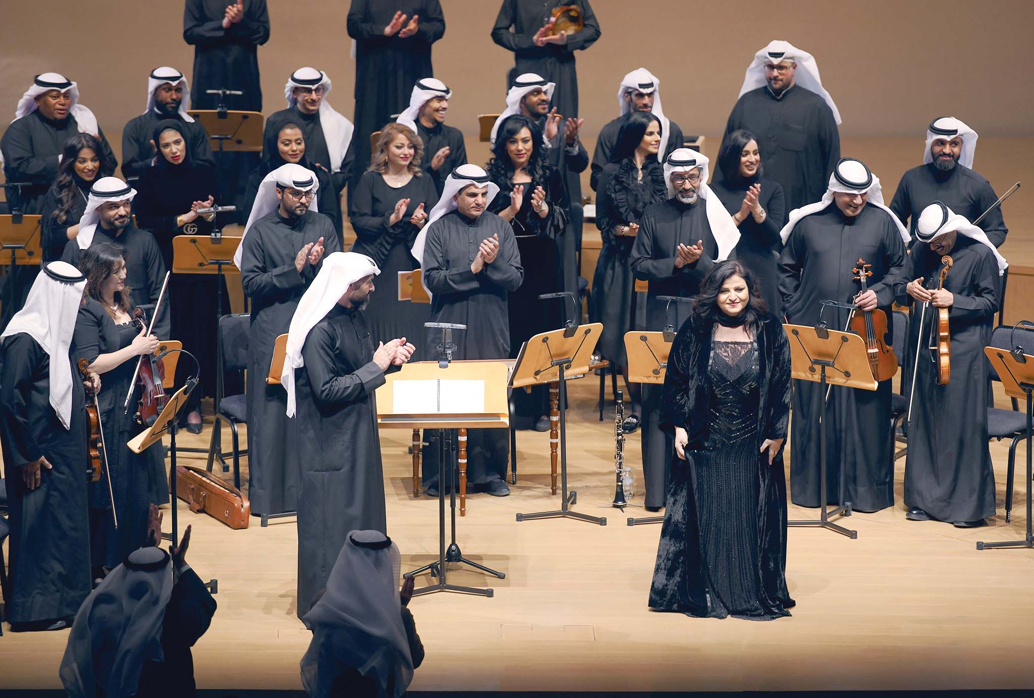 تحية من أعضاء الفرقة لـ«كاهنة المسرح»