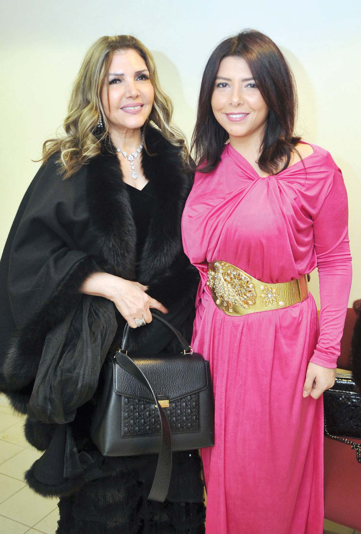 نادية مصطفى وابنتها فيروز أركان 	(تصوير سعود سالم)