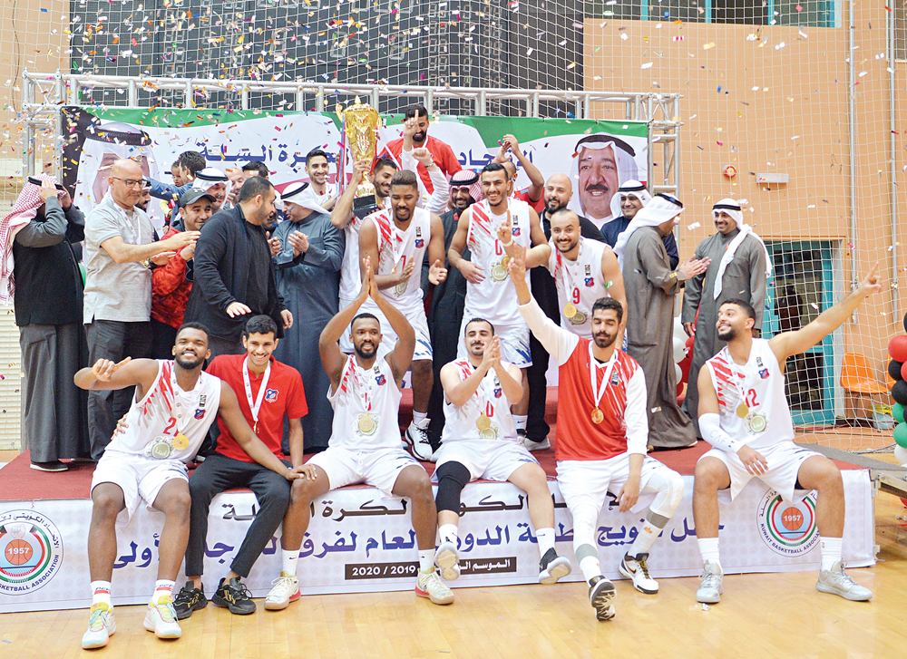 u0644u0627u0639u0628u0648 u00abu0627u0644u0643u0648u064au062au00bb u064au062du062au0641u0644u0648u0646 u0628u0627u0644u0644u0642u0628 u0639u0644u0649 u0645u0646u0635u0629 u0627u0644u062au062au0648u064au062c                  t                 (u062au0635u0648u064au0631 u0646u0627u064au0641 u0627u0644u0639u0642u0644u0629)