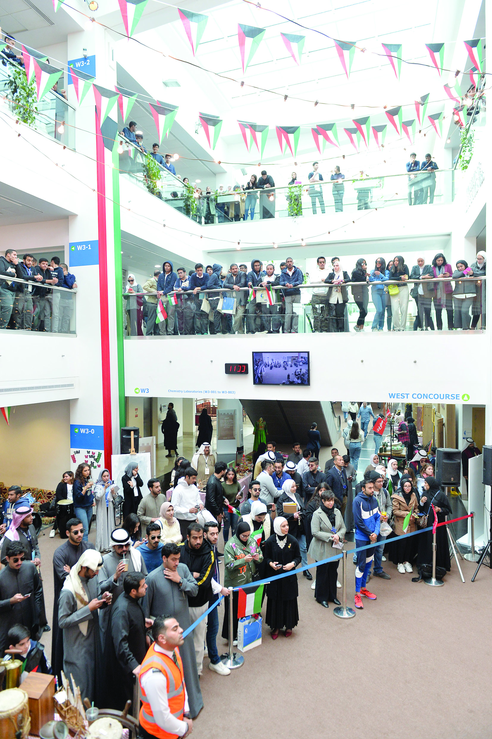 كثافة طلابية وجماهيرية 