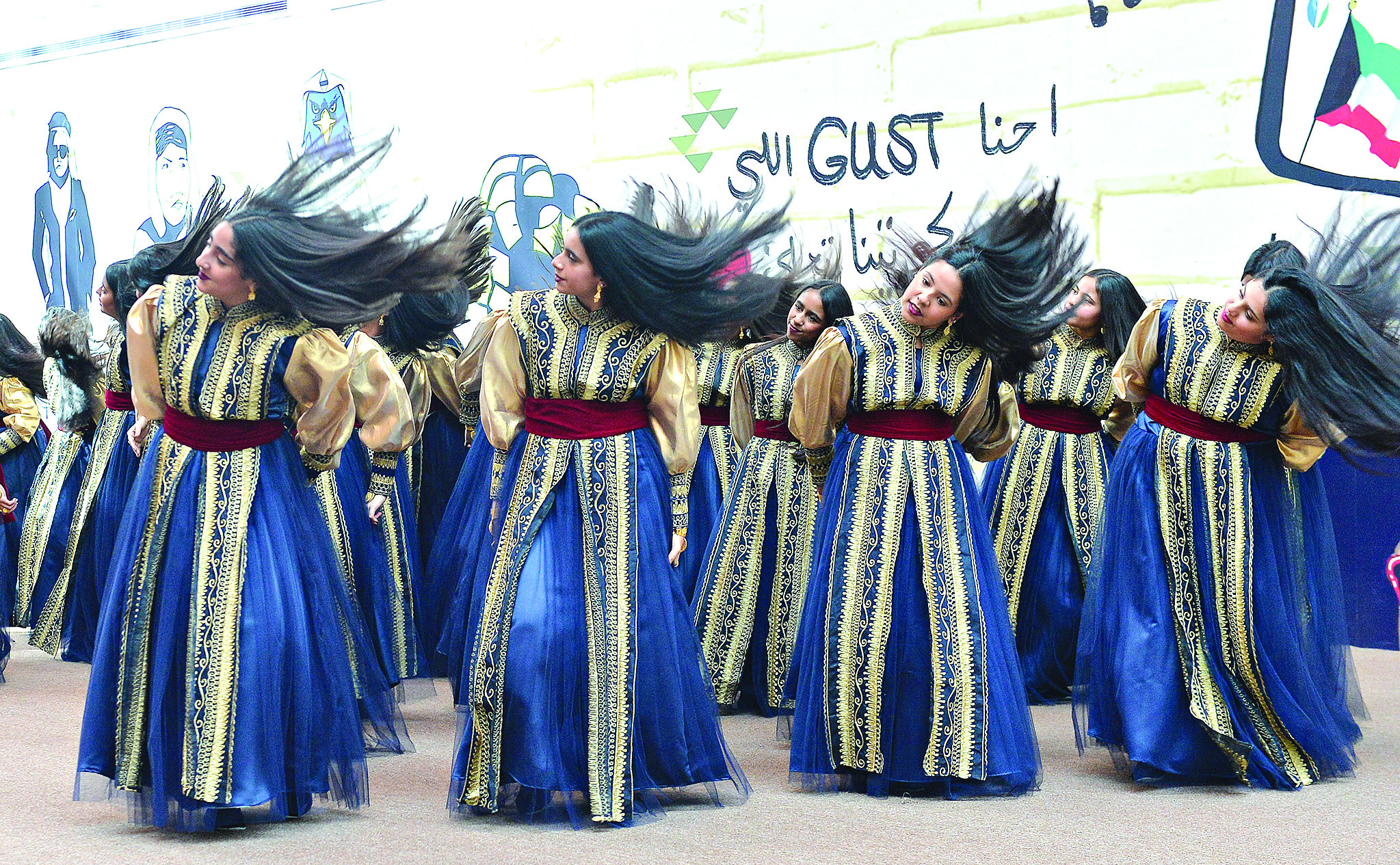 بنات الكويت يرقصن على أنغام الأوبريت الوطني