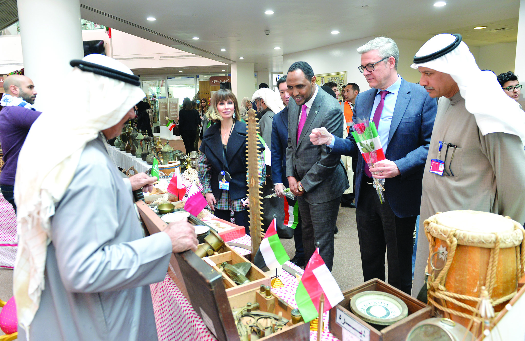زيارة الشخصيات للمعرض