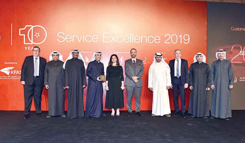 التويجري متسلماً الجوائز