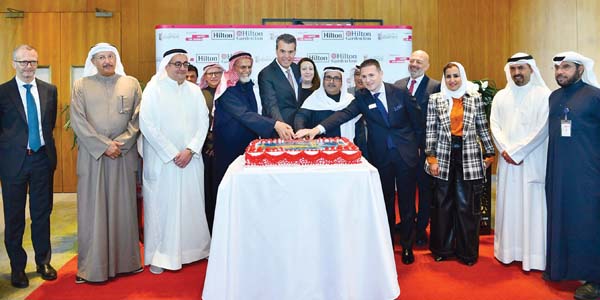 مشاركة في قطع قالب الحلوى