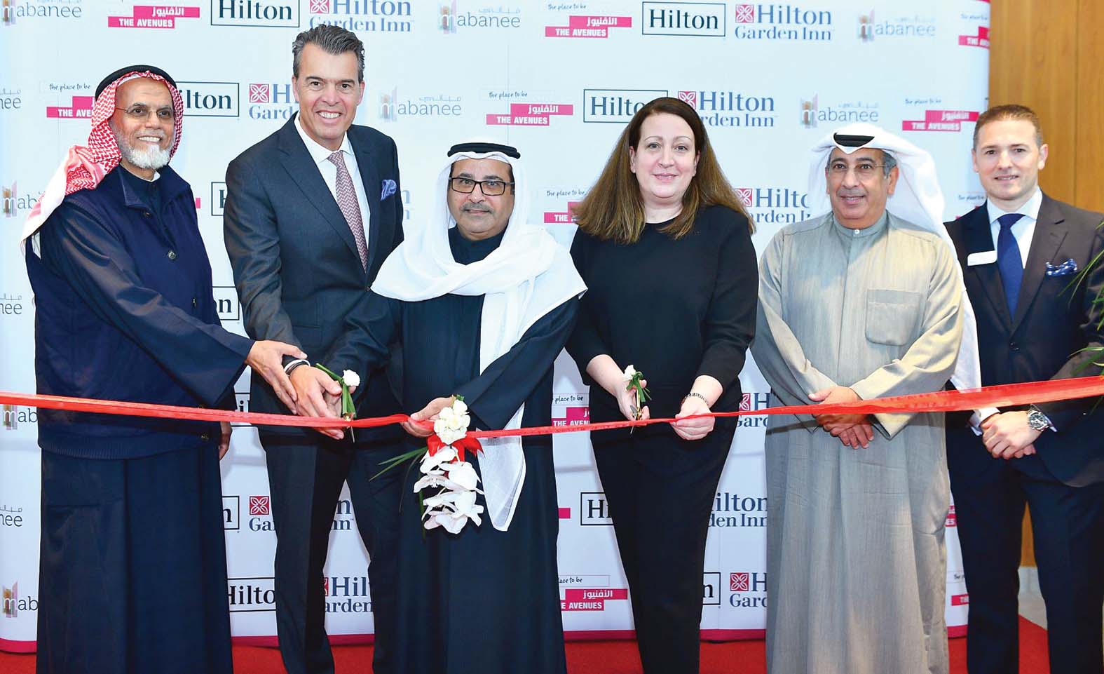 الشايع والشريعان يقصان شريط الافتتاح