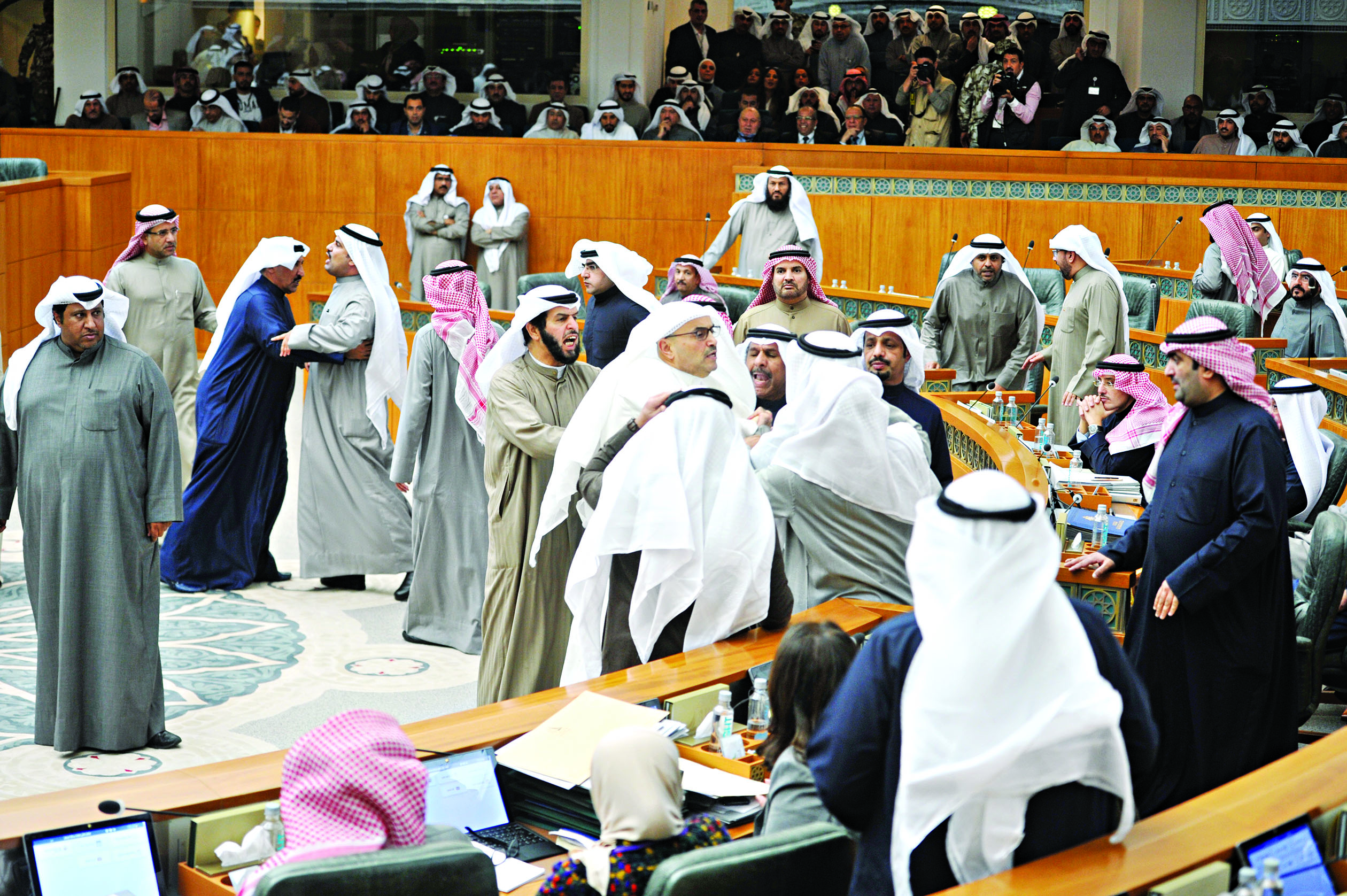  u0627u0644u0645u0637u064au0631 u00abu0647u0627u062cu0645u0627u064bu00bb u0639u0644u0649 u0632u0645u0644u0627u0626u0647 u0648u0646u0648u0627u0628 u064au062du0627u0648u0644u0648u0646 u0645u0646u0639u0647... u0648u0647u0631u062c u0648u0645u0631u062c u0644u062du0638u0629 u0625u0639u0644u0627u0646 u0631u0641u0636 u0627u0644u062au0635u0648u064au062a t(u062au0635u0648u064au0631 u0646u0627u064au0641 u0627u0644u0639u0642u0644u0629)