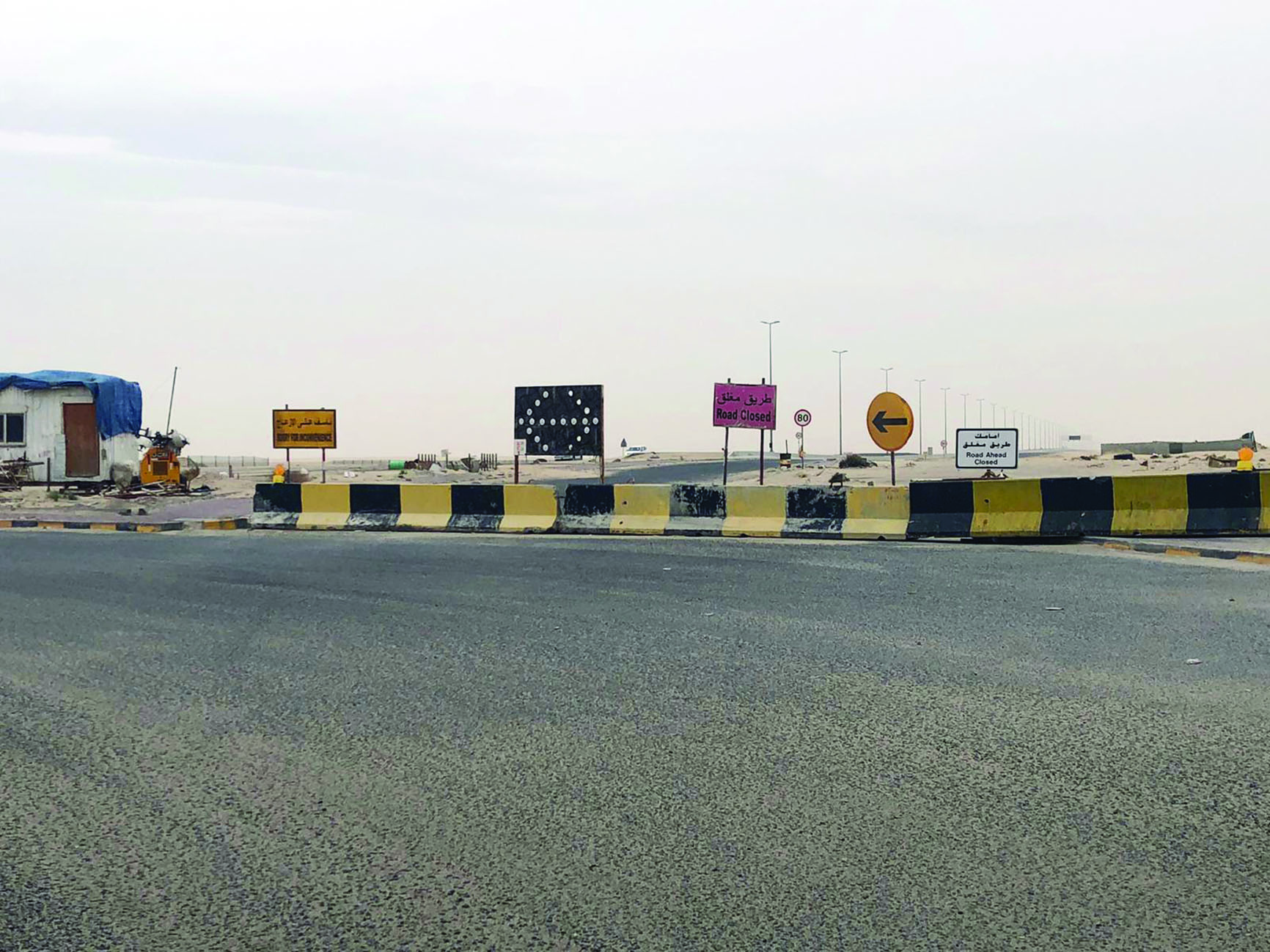 بداية الطريق للخروج من «صباح الأحمد» ويبدو مغلقاً لكن المركبات تتخطى الرصيف وتسلكه