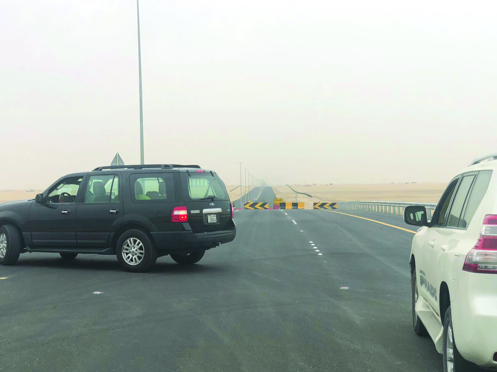 المركبات تتفاجأ بإغلاق الطريق وتعود عكس السير