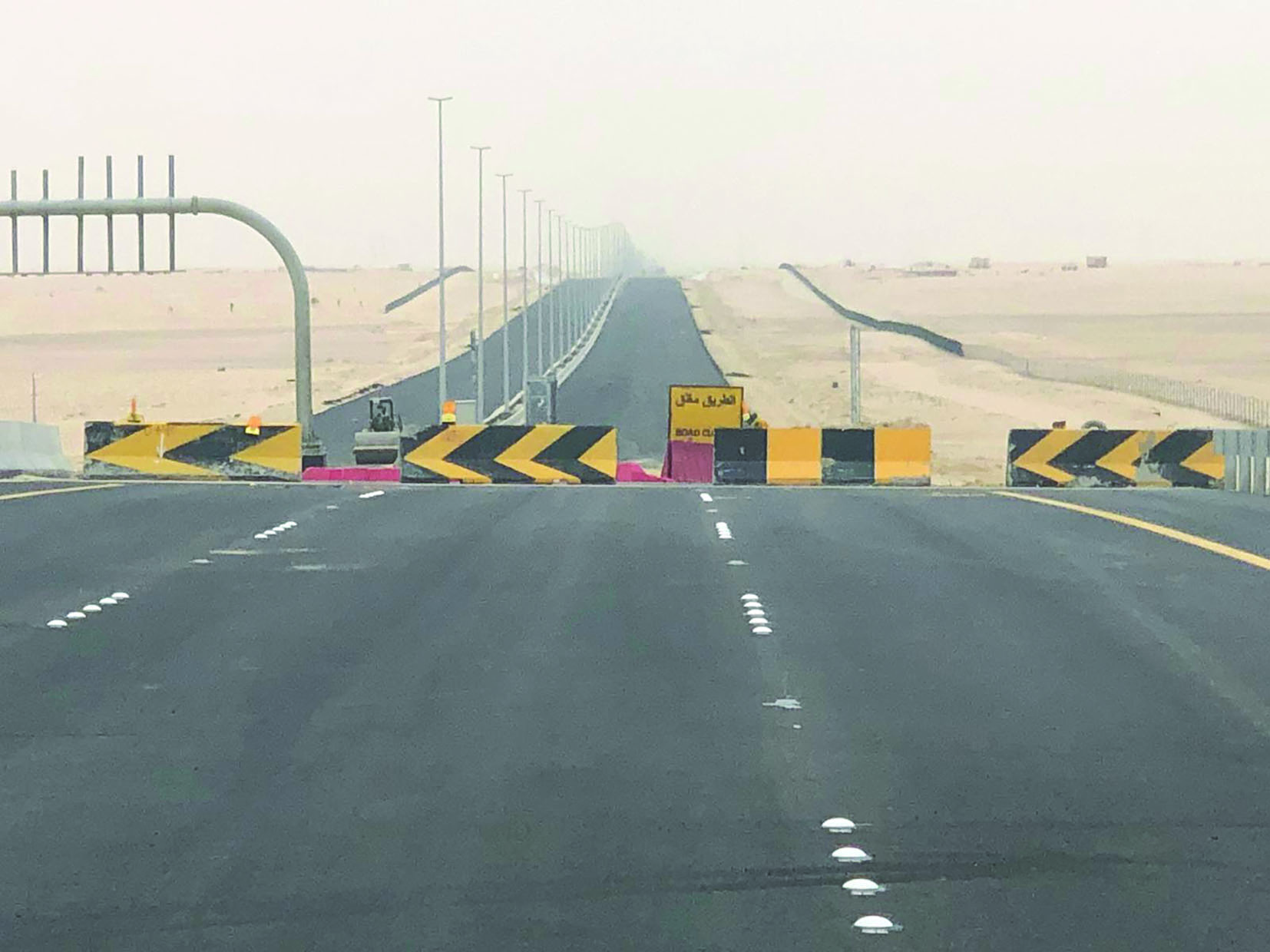 الطريق المؤدي لمدينة جنوب صباح الأحمد مغلق بالحواجز