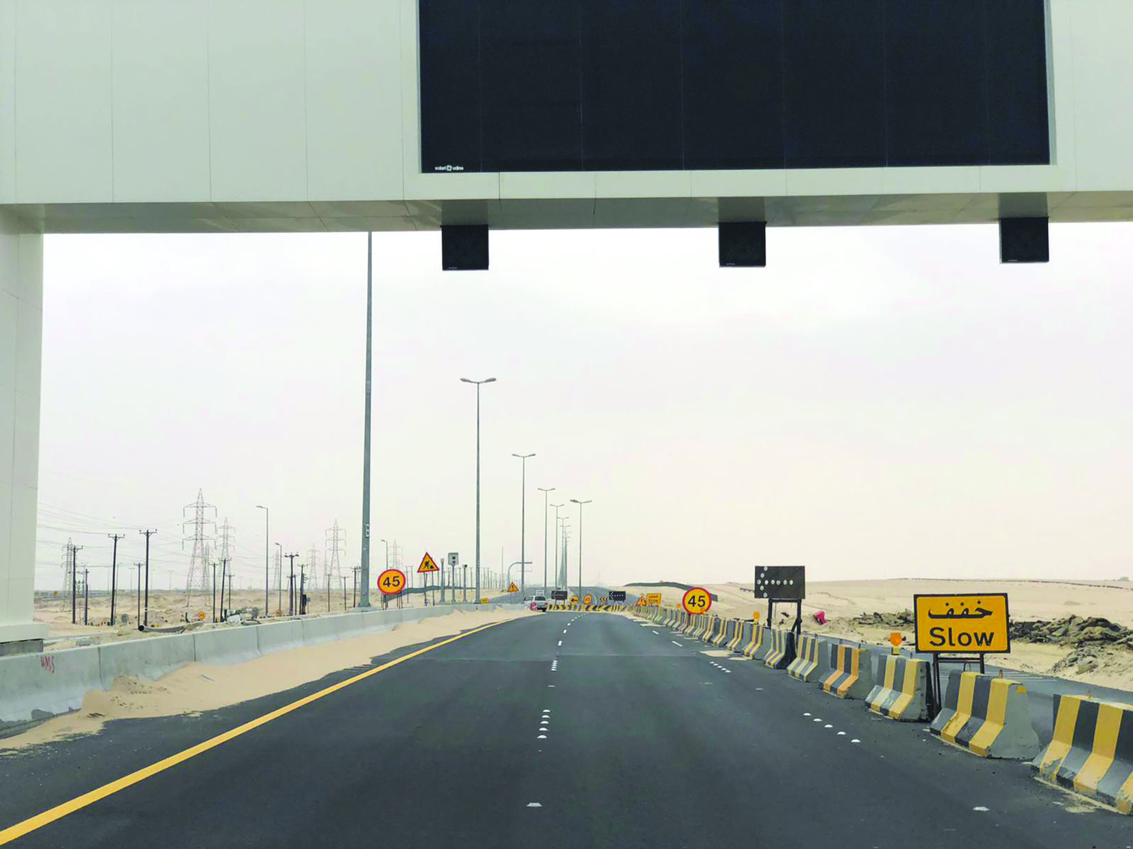 الحواجز الاسمنتية تشكل خطراً على مرتادي الطريق