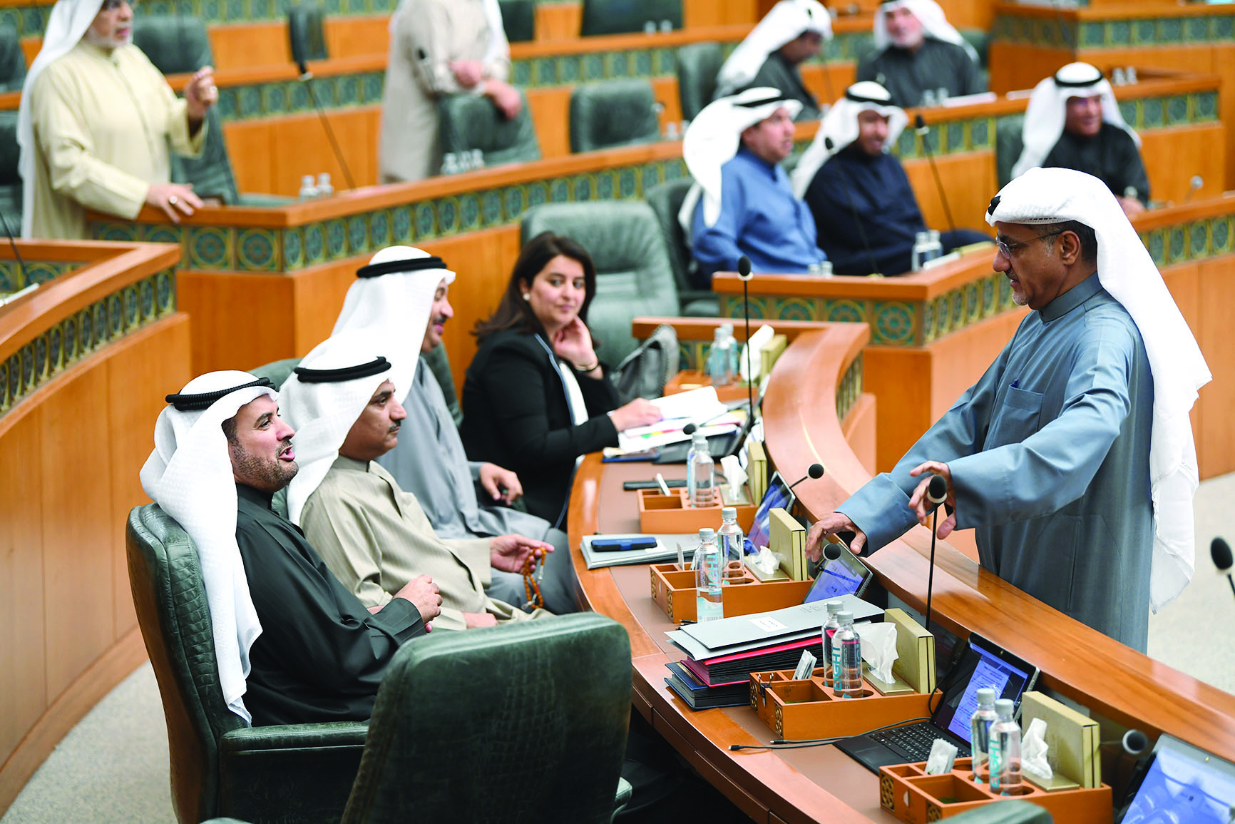 العازمي من مقاعد الوزراء في حوار مع أبل