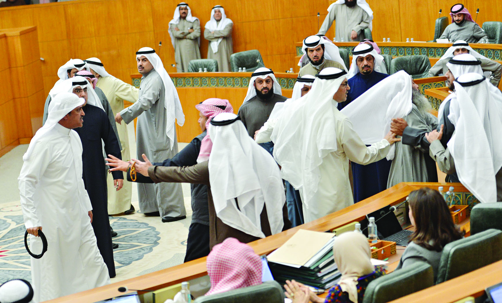 u062du0627u0644u0629 u0627u0644u0641u0648u0636u0649 u0627u0644u062au064a u062du062fu062bu062a u0641u064a u062cu0644u0633u0629 u0627u0644u062bu0644u0627u062bu0627u0621t(u062au0635u0648u064au0631 u0646u0627u064au0641 u0627u0644u0639u0642u0644u0629)