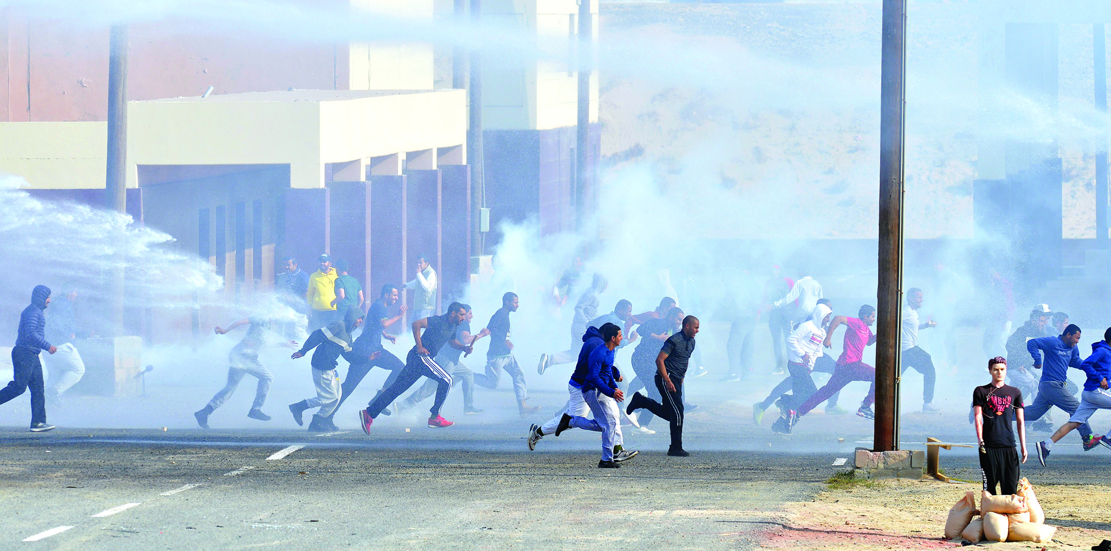 تفريق المتظاهرين المشاغبين	(تصوير أسعد عبدالله)