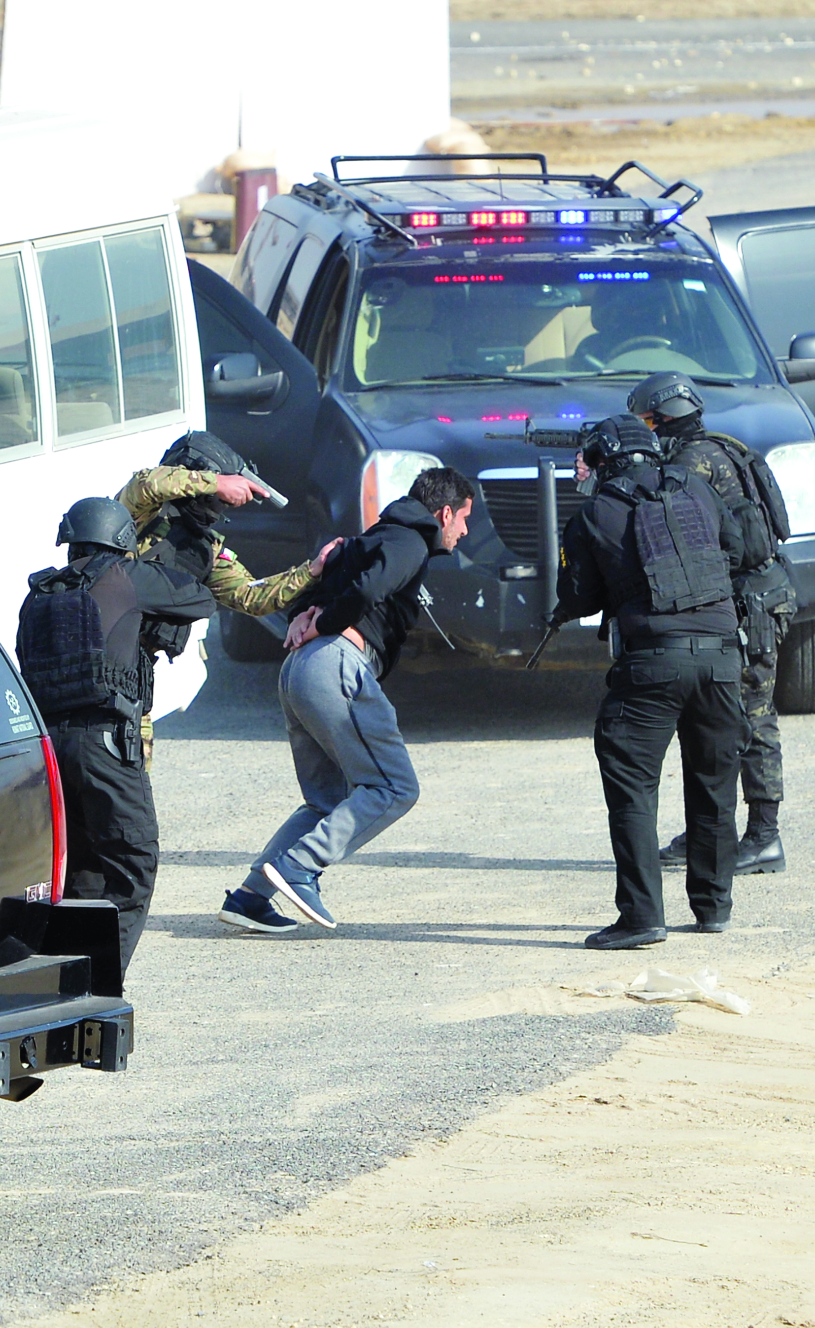 السيطرة على أحد المشاغبين