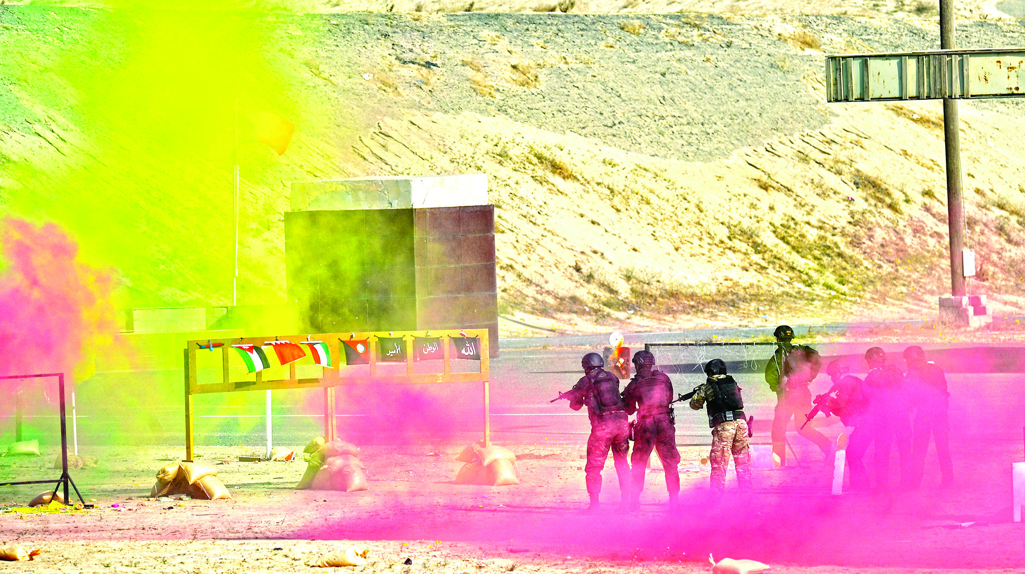 اقتحام بغطاء من الدخان