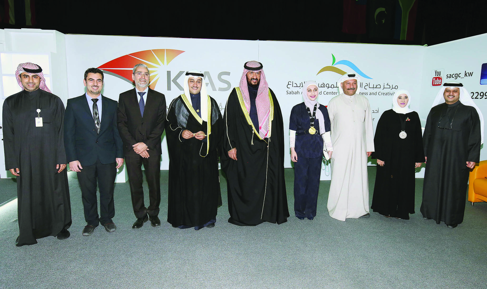 فائزون كويتيون مع محافظ العاصمة طلال الخالد والخرافي وقيادات النادي