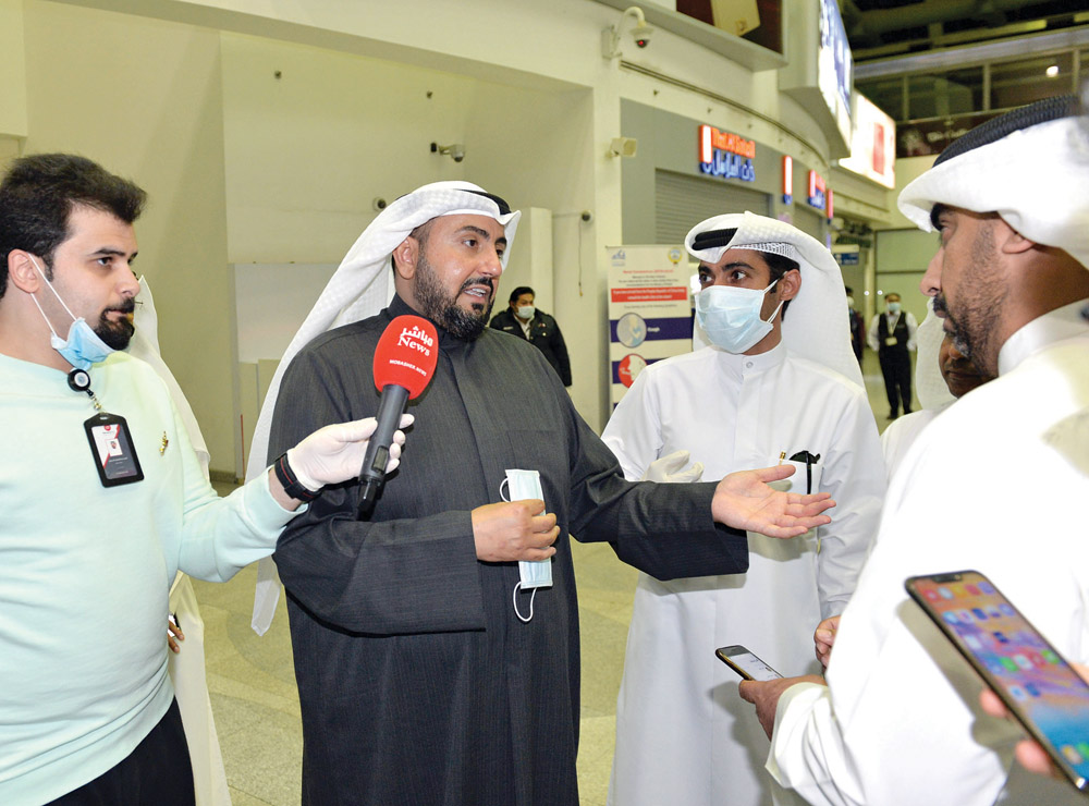 الصباح يتحدث للإعلام في مطار الشيخ سعد 	(تصوير أسعد عبدالله)