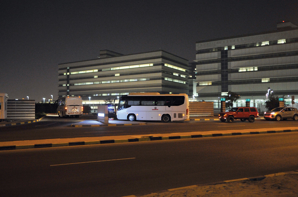 الباصات لدى وصولها بالعائدين إلى مركز الحجر في مستشفى جابر   (تصوير سعود سالم)