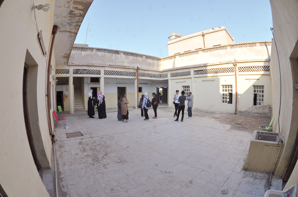 توافد الزوار على المنزل