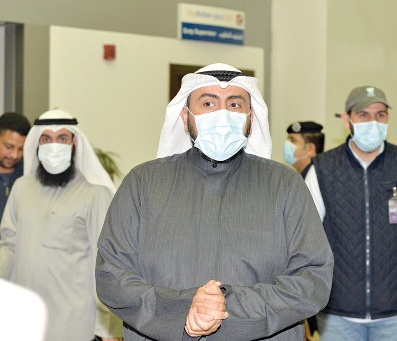 وزير الصحة يشرف على إجراءات نقل العائدين                  	          (تصوير سعود سالم)