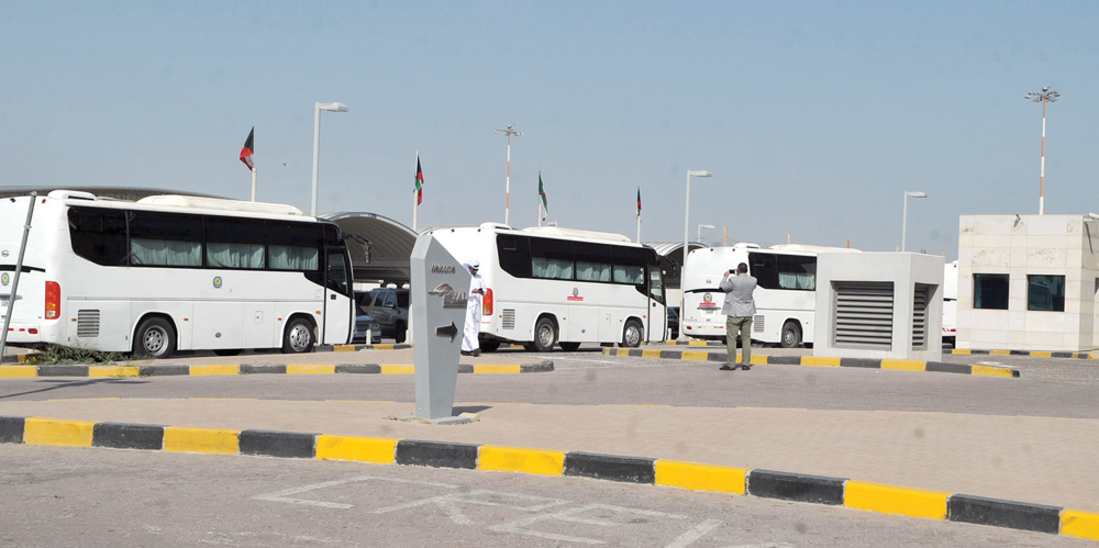 الباصات لدى وصولها لنقل العائدين