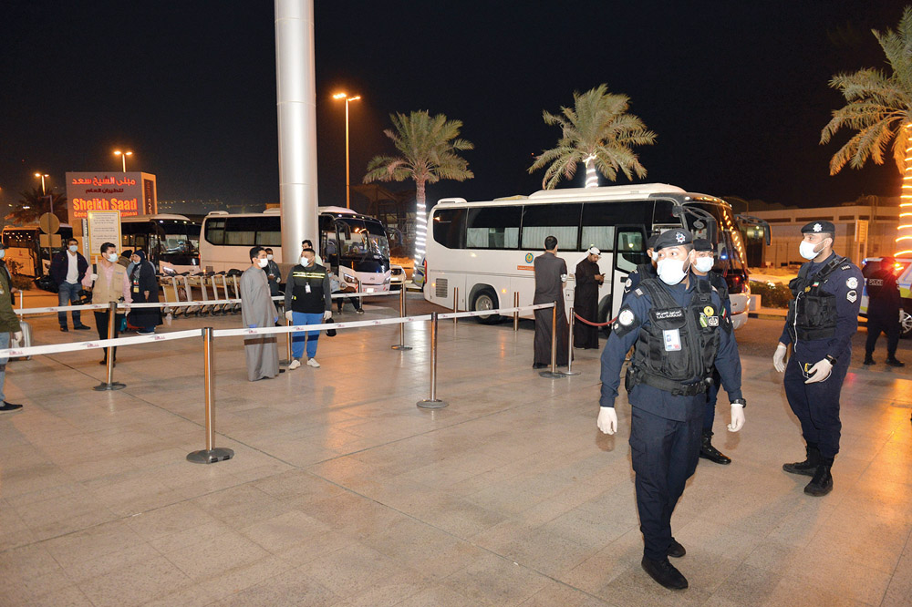 إجراءات احترازية لنقل الركاب إلى الحجر الصحي