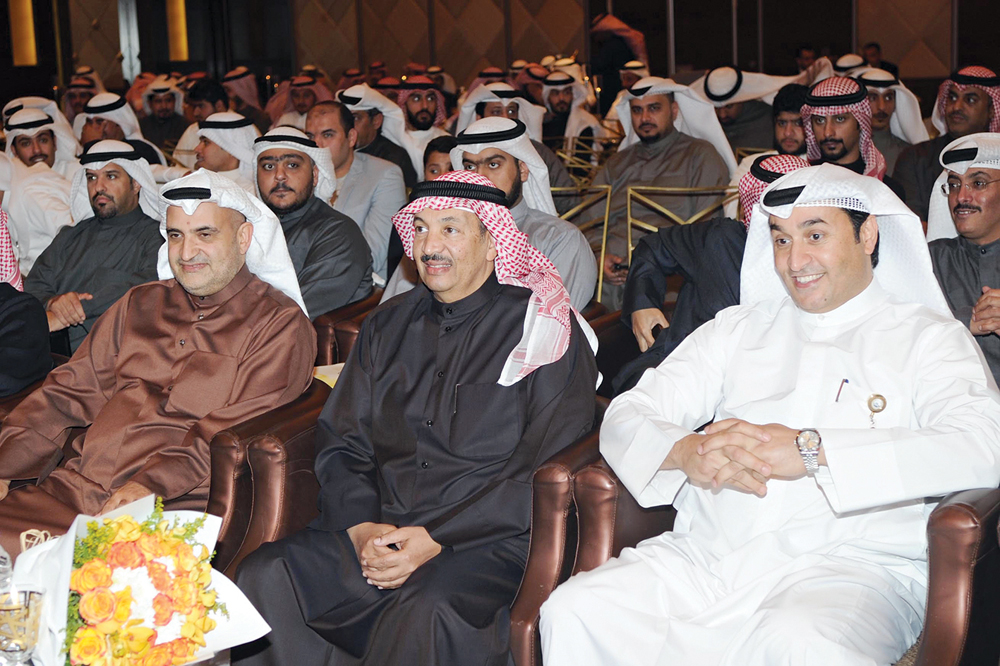 الجاسم والجمعة والعرادة خلال الحفل 